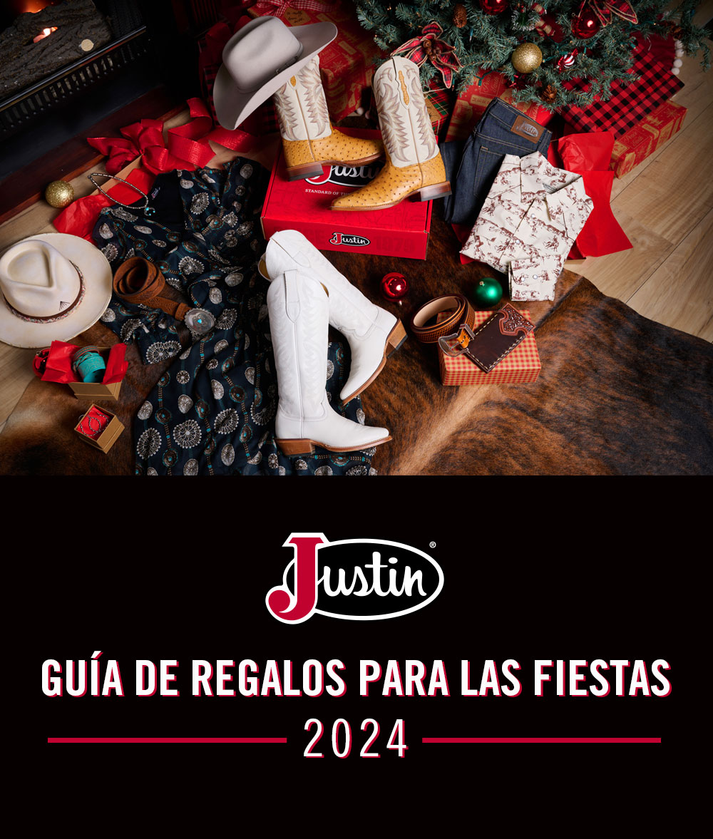 Guía De Regalos Para Las Fiestas 2024.. Botas Pasco de avestruz lisas de color canela de 13”, un sombrero, una camisa a presión color crema, jeans rectos azules sin lavar y botas de piel de vaca Evelyn Vintage Ivory de 15”, debajo de un árbol de Navidad.